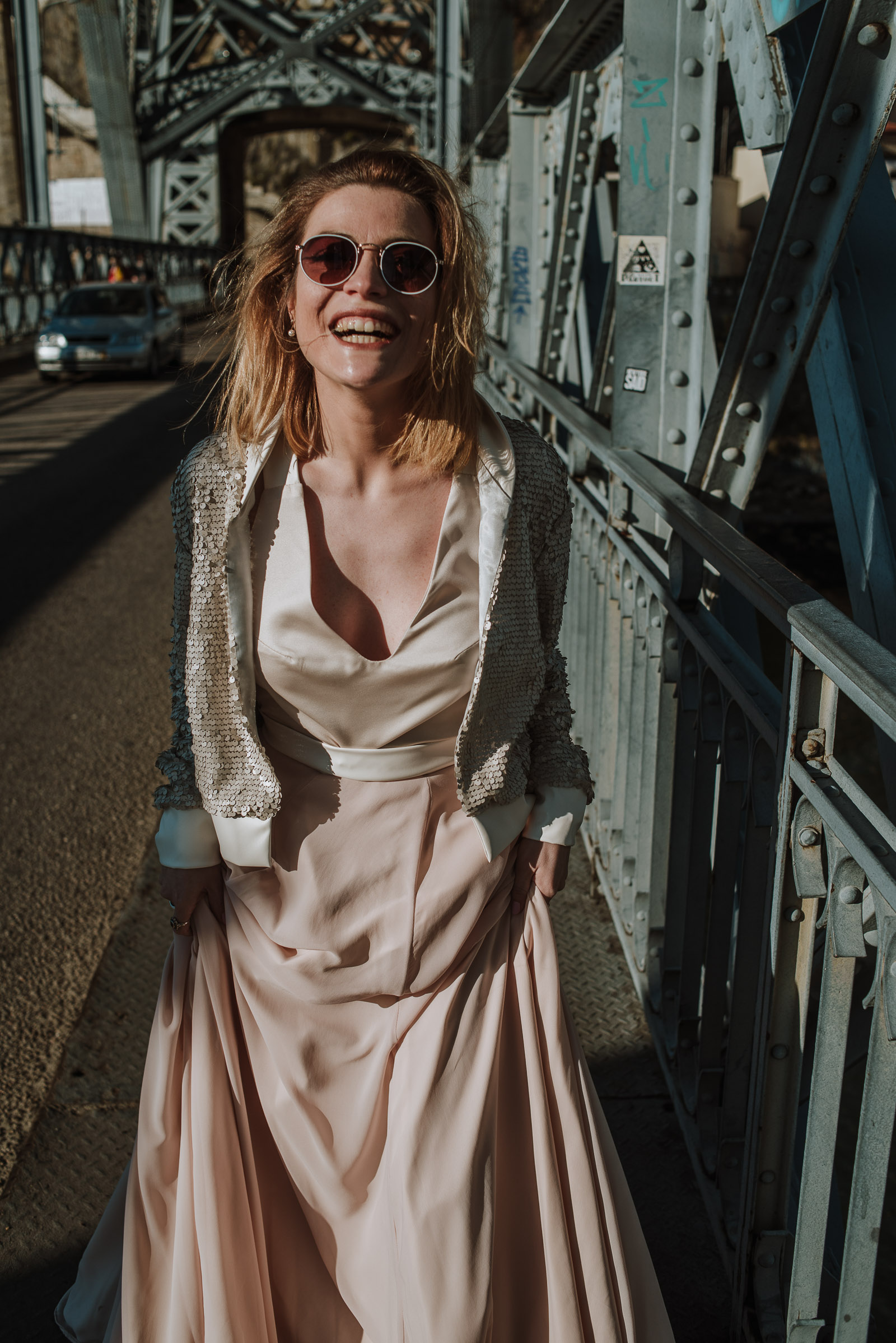 ride crossing bride at oporto : wedding photographer oporto