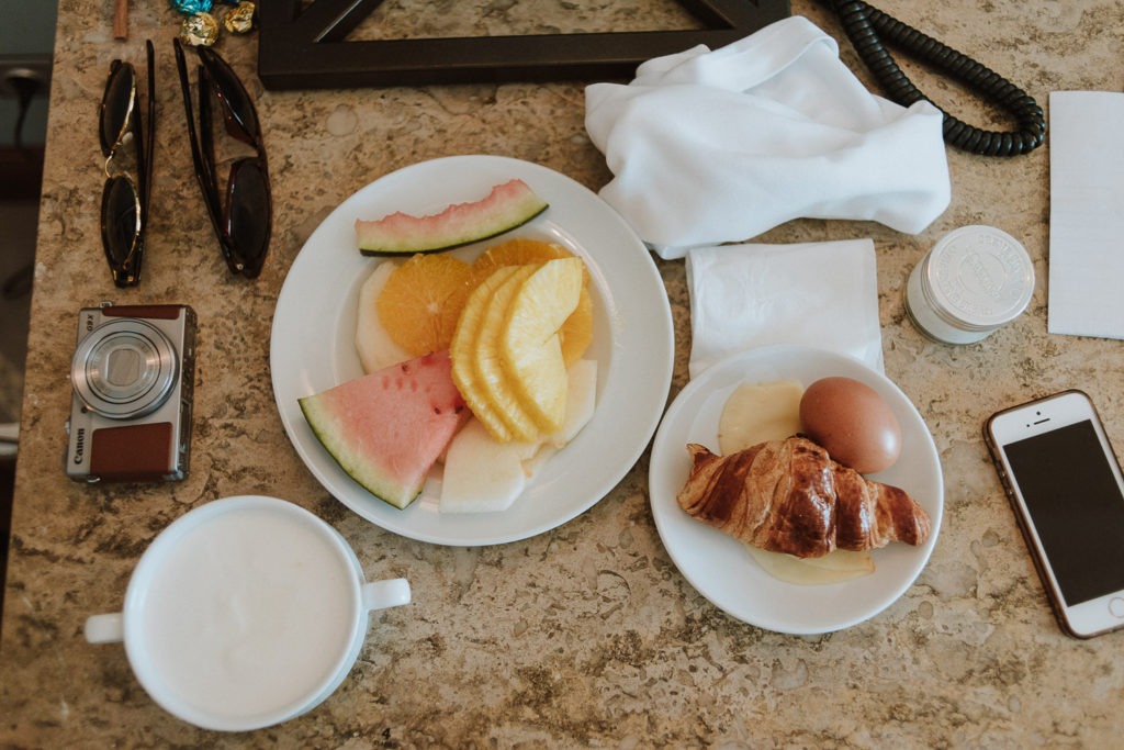 destination wedding cascais - breakfast at the couple's hotel room