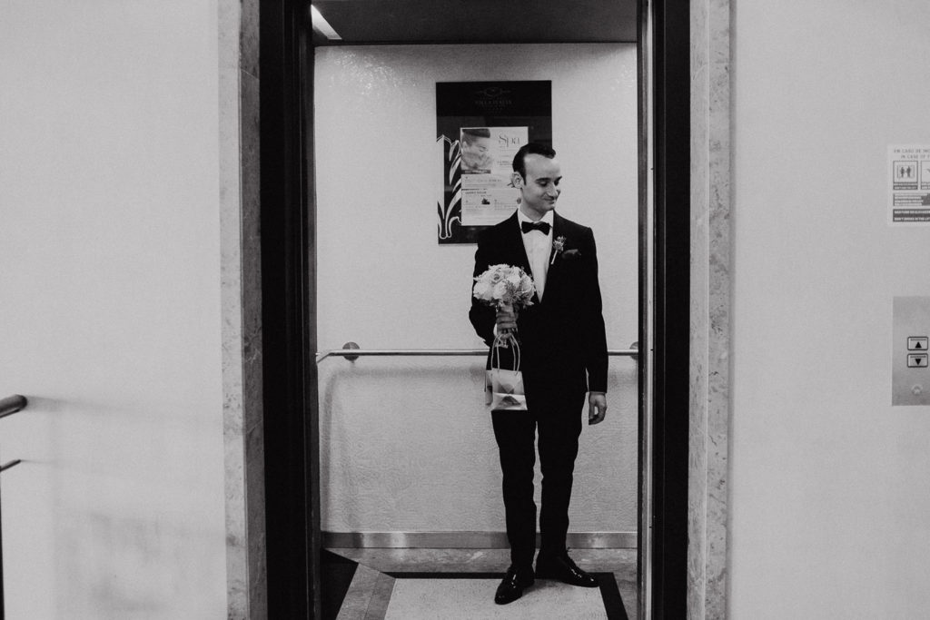 destination wedding cascais - groom with bouquet