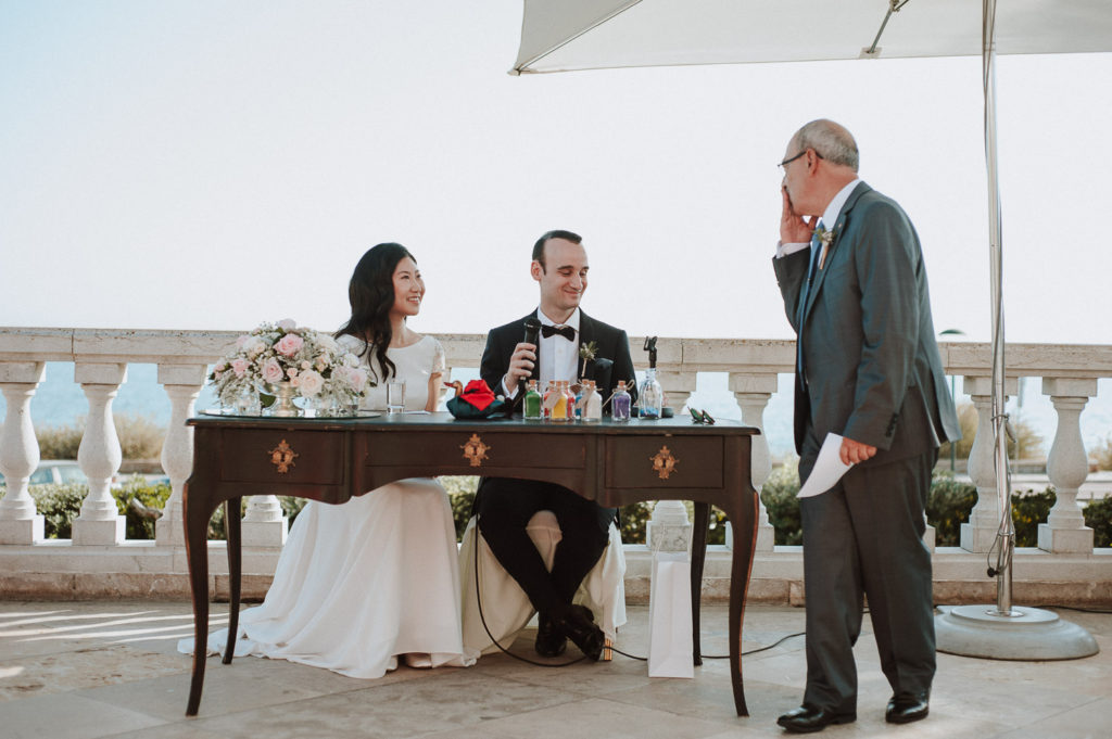 destination wedding cascais - father of the groom trowing kiss