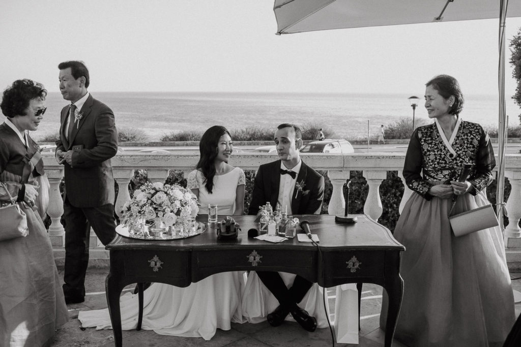 destination wedding cascais - couple posing for family