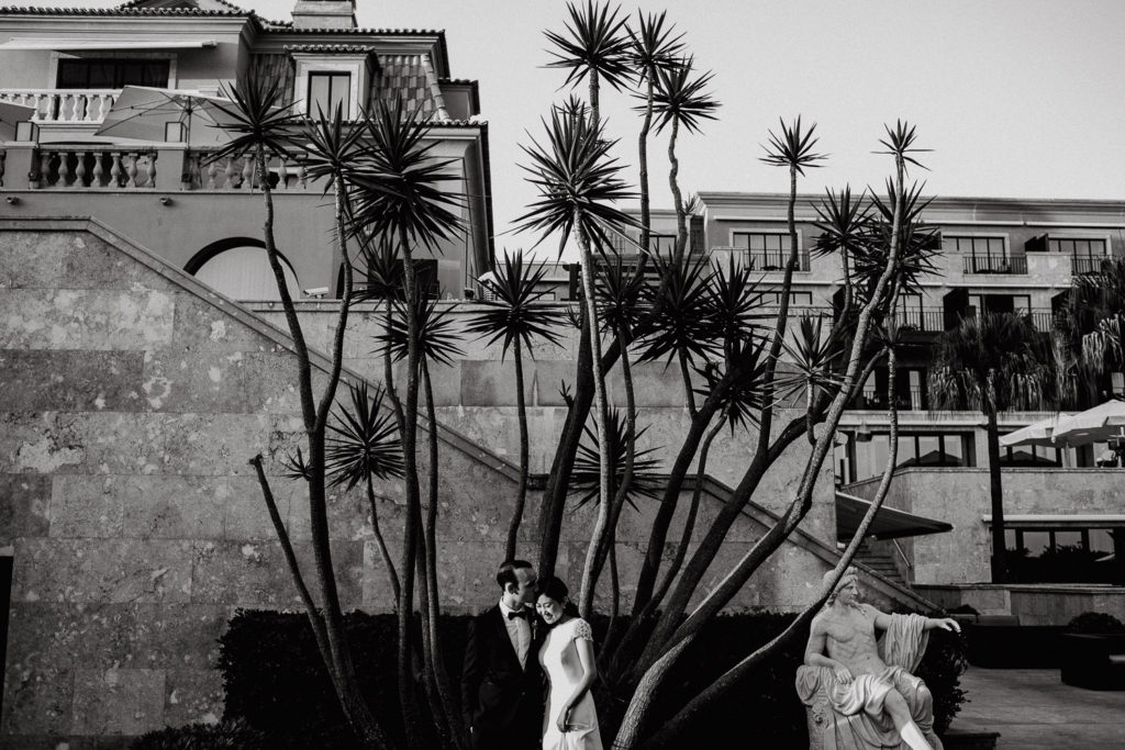 destination wedding cascais - couple in the gardens of the hotel