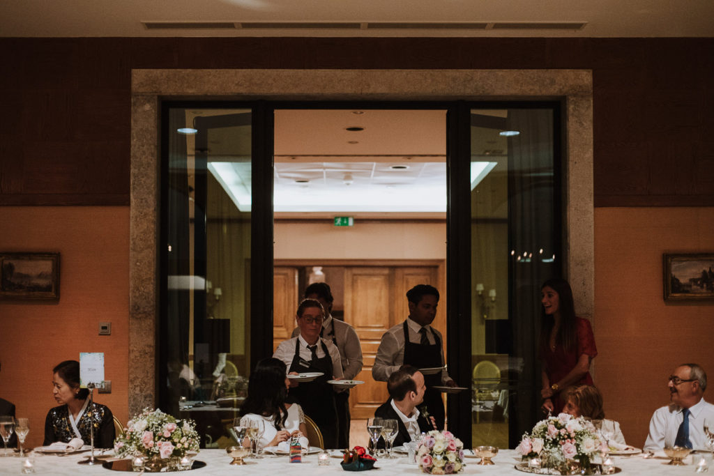 destination wedding cascais - dinner being served