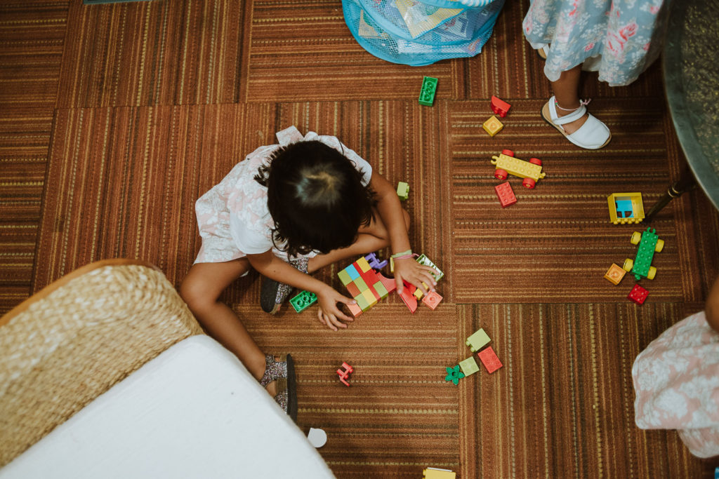 destination wedding cascais - kids playing