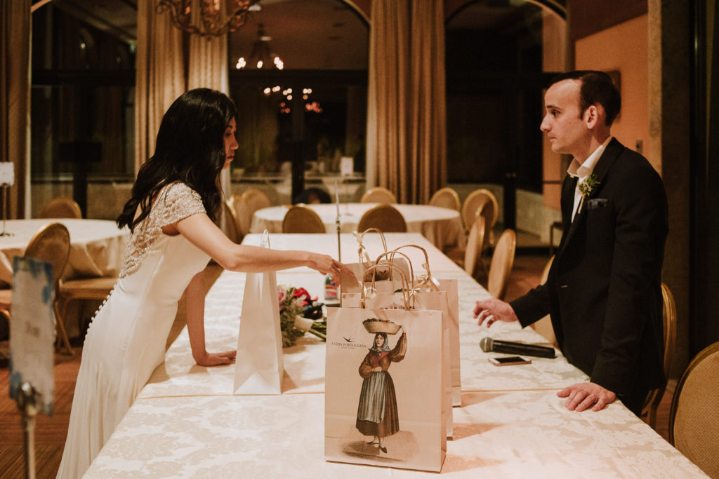 destination wedding cascais - couple giving out gifts