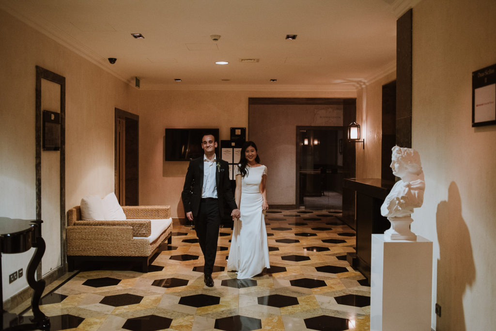 destination wedding cascais - couple at hotel corredor