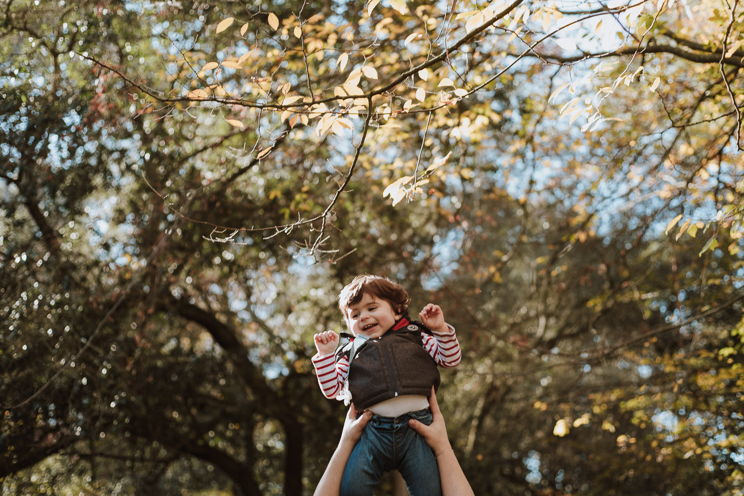 kid being lifted - portugal wedding photographer family photographer