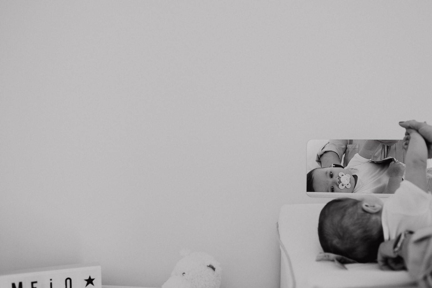 baby looking at mirror - family wedding photographer portugal