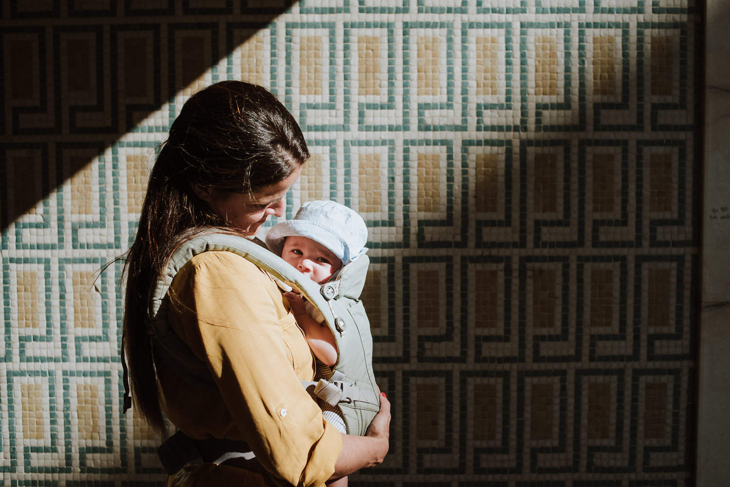 baby and mom in sun light - family wedding photographer portugal