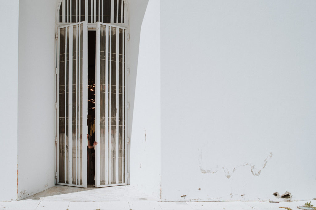 people holding church door - catujal wedding photographer