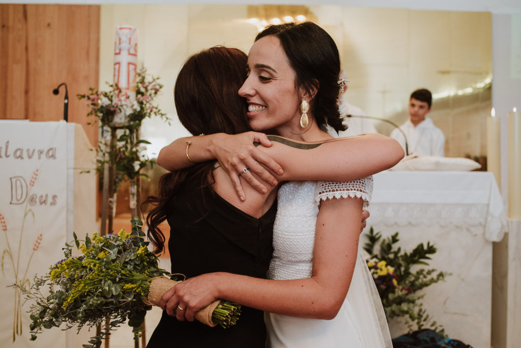 bride hugging sister - catujal wedding photographer