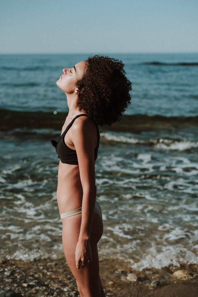 fashion photographer praia da parede - girl looking at sky