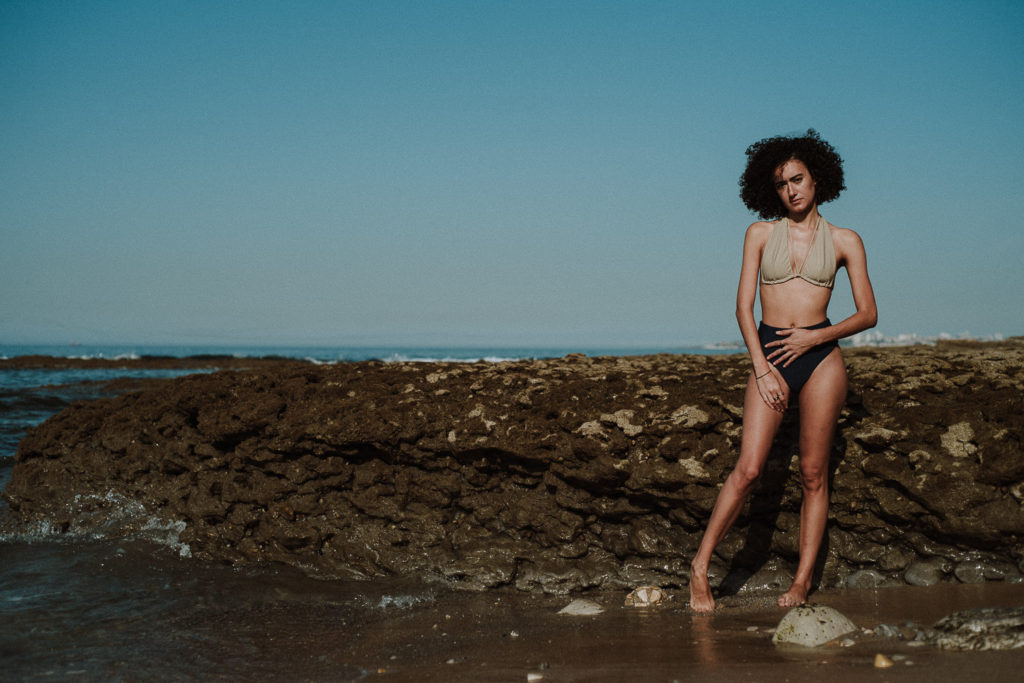 fashion photographer praia da parede - girl at rocky beach posing