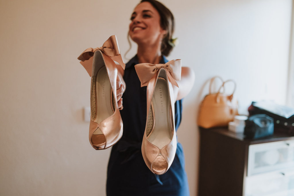 bride showing shoes casa de reguengos wedding photographer