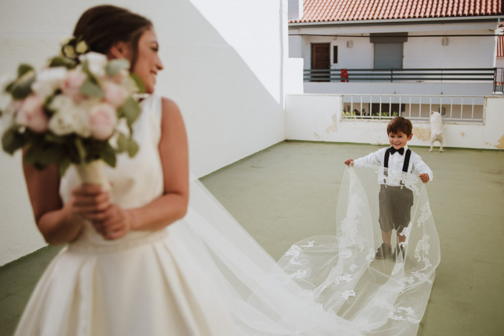 boy holding veil casa de reguengos wedding photographer