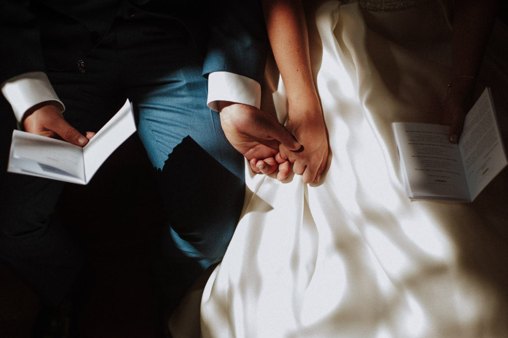 couple holding hands casa de reguengos wedding photographer
