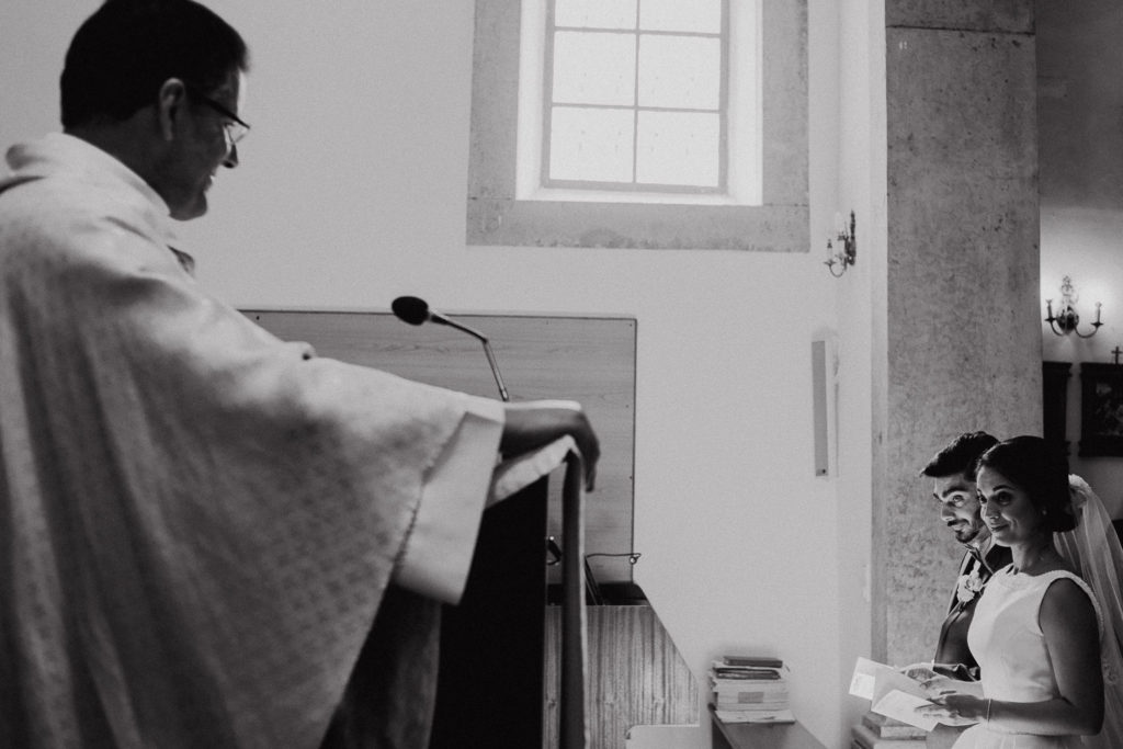 priest talking casa de reguengos wedding photographer