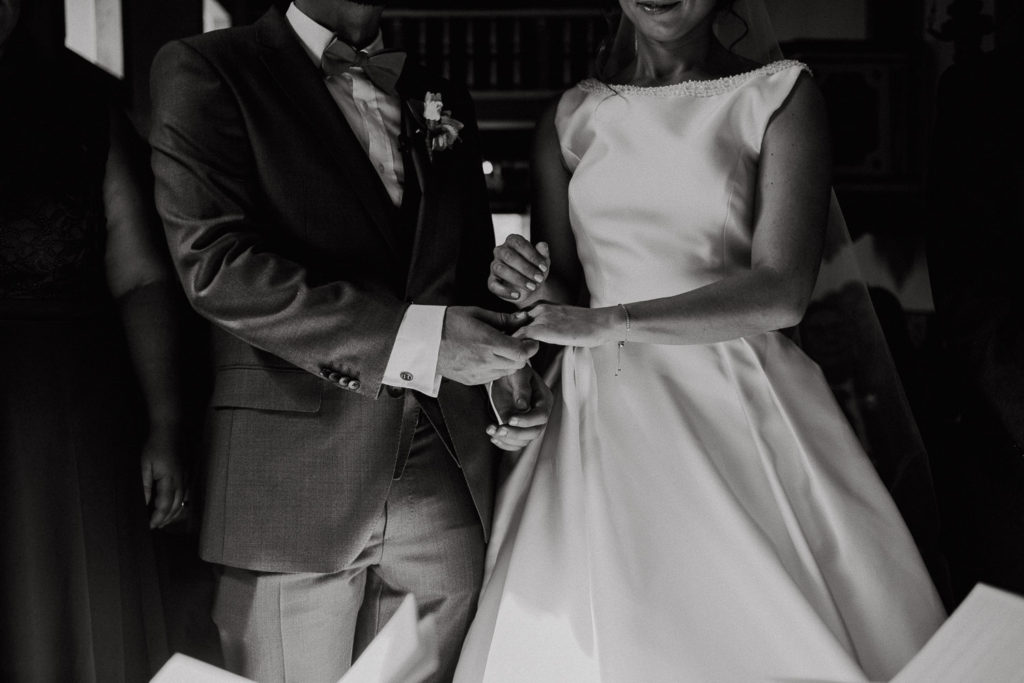 exchanging rings casa de reguengos wedding photographer