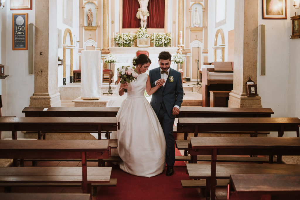 couple in church casa de reguengos wedding photographer