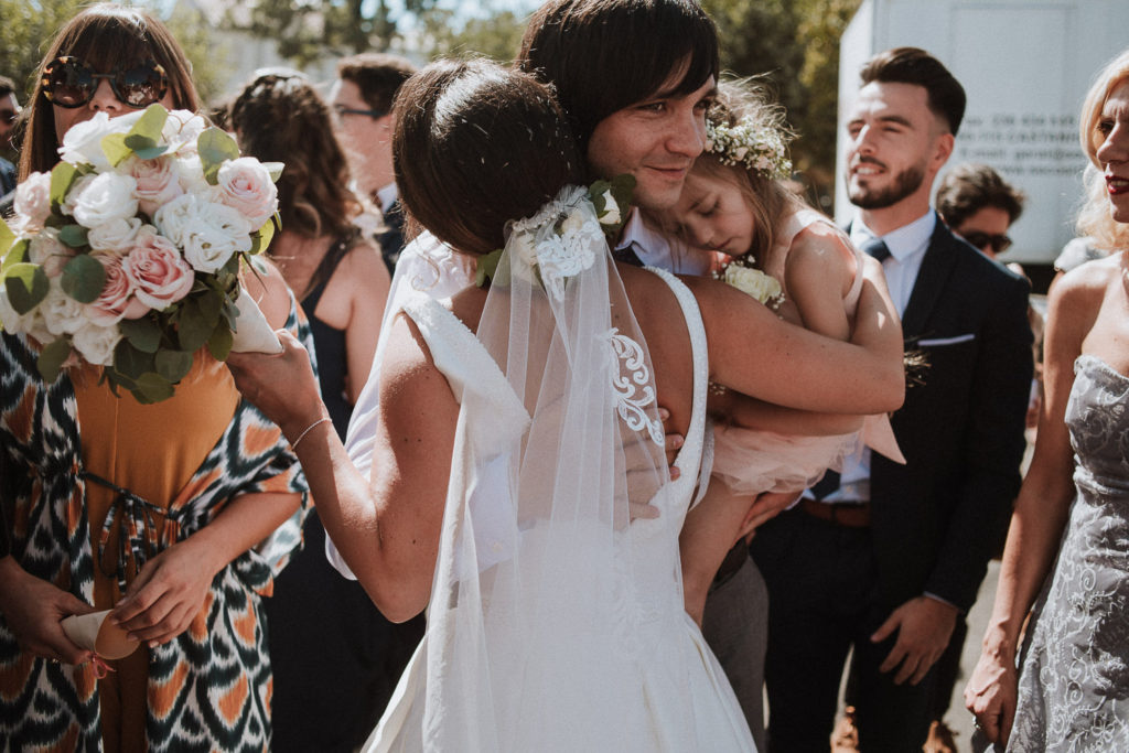 bride greeting friends casa de reguengos wedding photographer