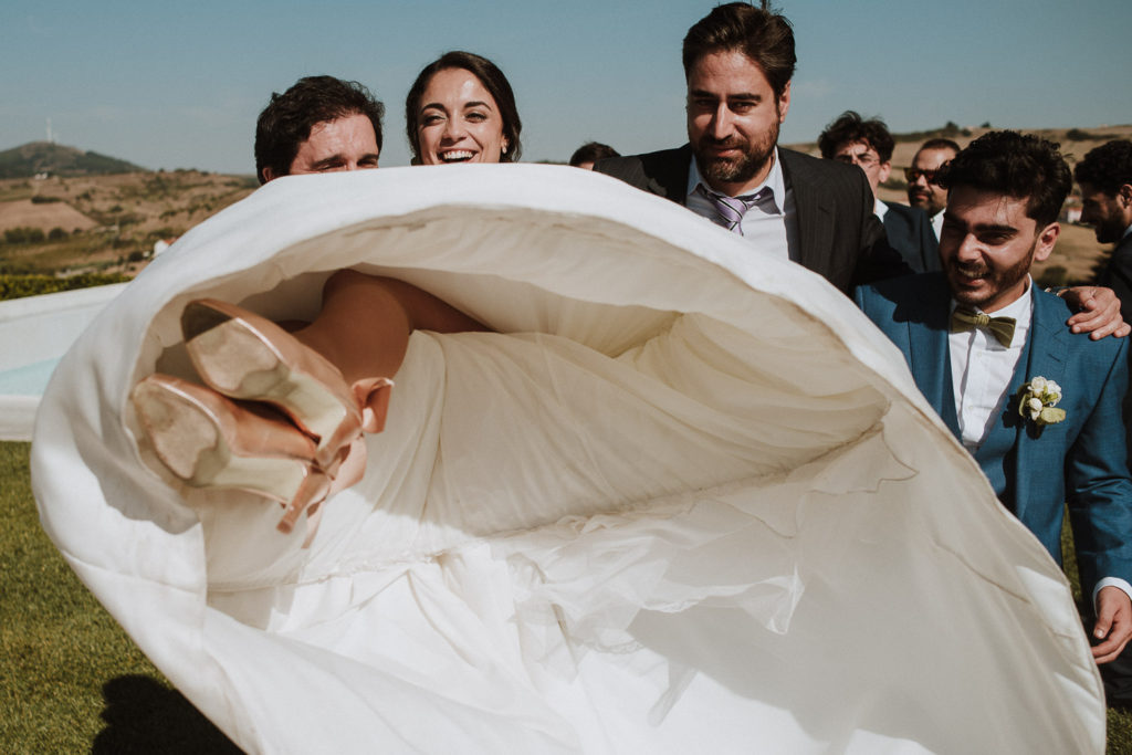 bride and friends casa de reguengos wedding photographer