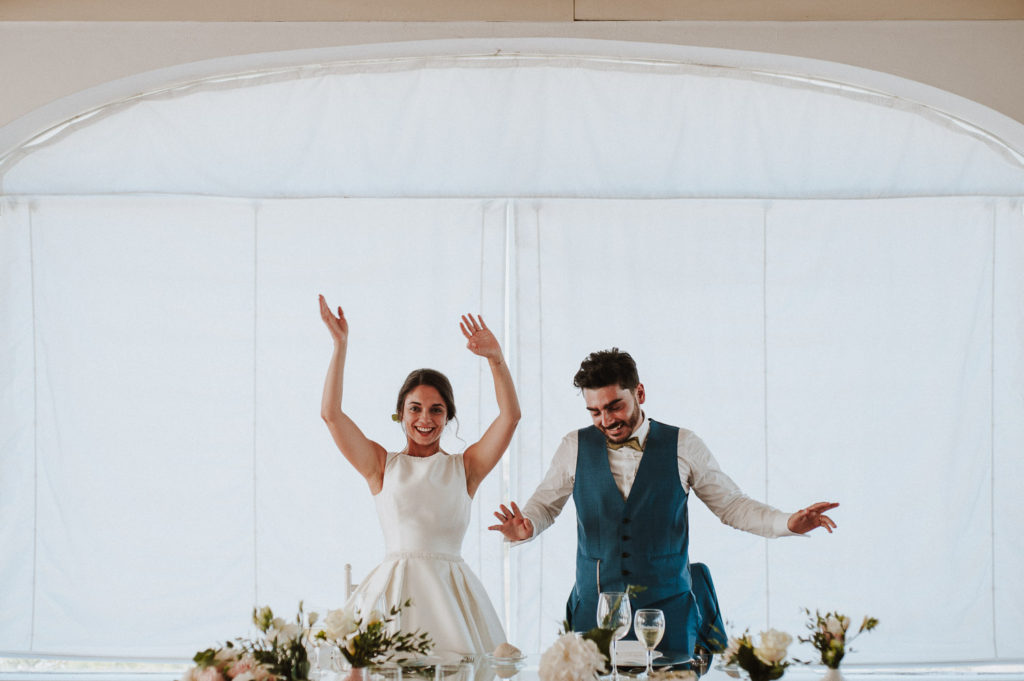 bride and groom singing casa de reguengos wedding photographer