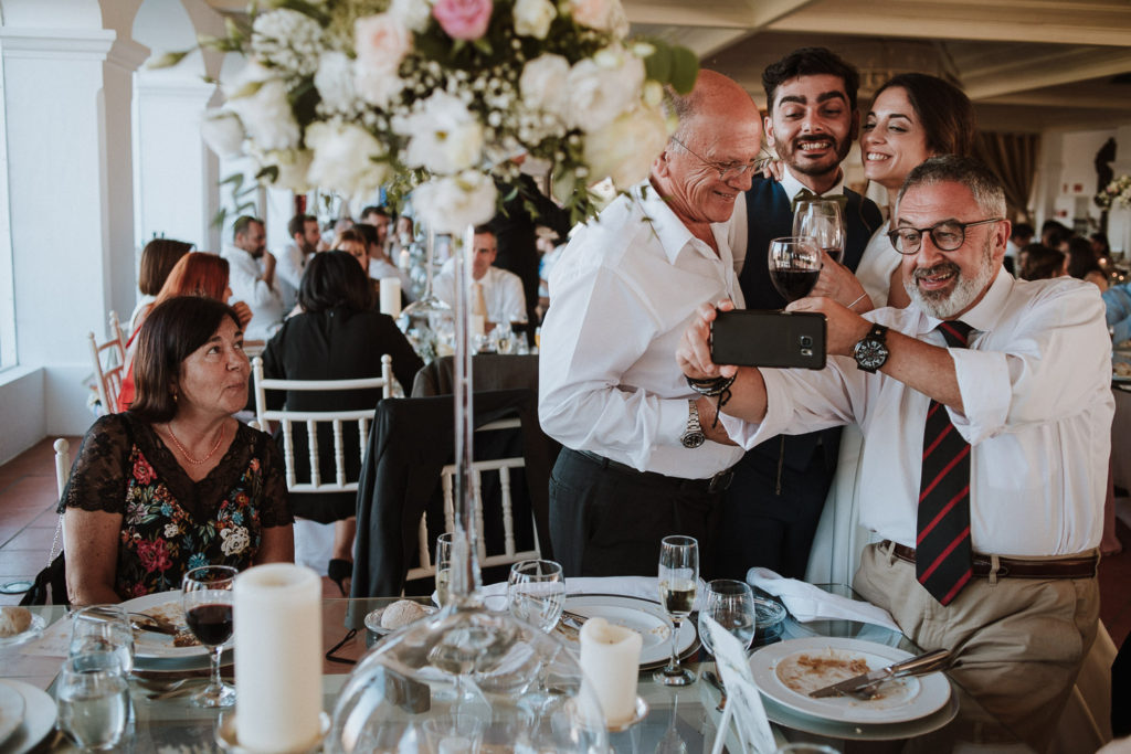 guests and couple casa de reguengos wedding photographer
