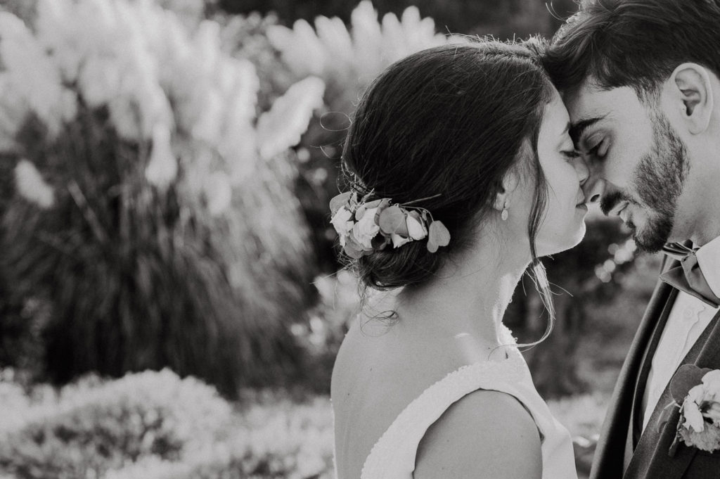 couple cosing casa de reguengos wedding photographer