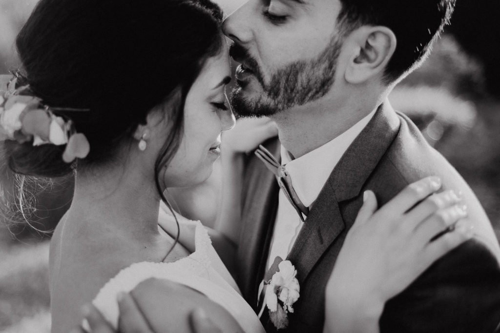 couple kissing casa de reguengos wedding photographer
