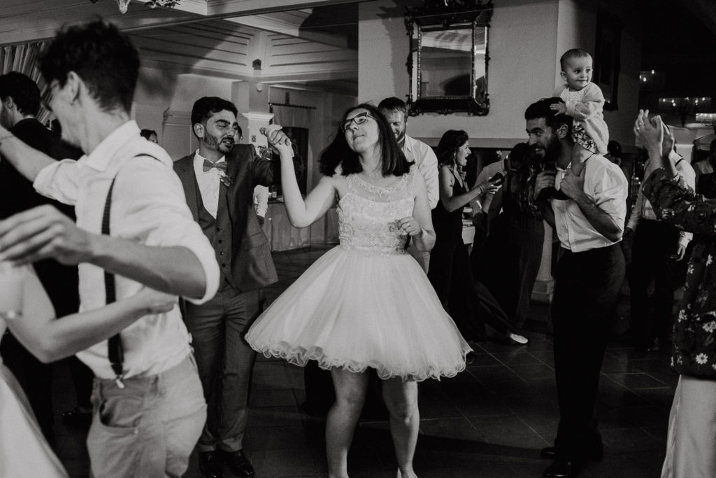 guests dancing casa de reguengos wedding photographer