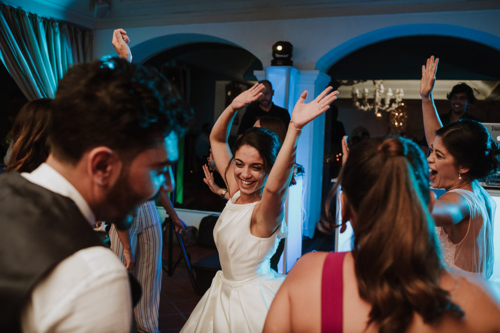 bride dancing casa de reguengos wedding photographer