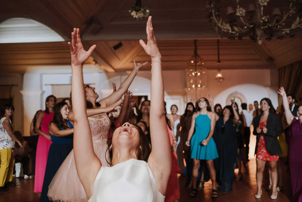 bouquet tossing casa de reguengos wedding photographer